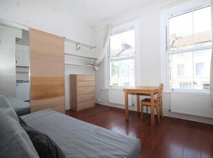 Studio flat for rent in Alexander Road, Islington, N19