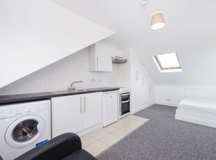 Studio flat for rent in Chamberlayne Road, Kensal Rise NW10