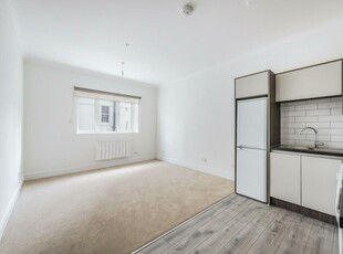Studio flat for rent in Kingston Road, Raynes Park, SW20