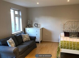 Studio to rent in Colonial Road, Slough SL1