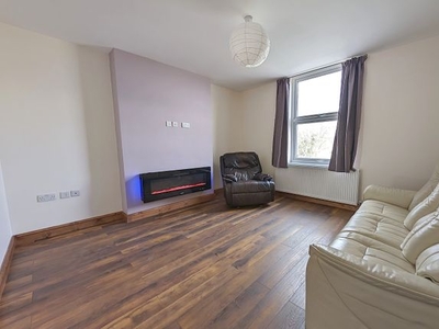 Terraced house to rent in Chesterfield Road, Sheffield S8