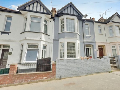 Terraced house to rent in Ronald Park Avenue, Westcliff-On-Sea SS0