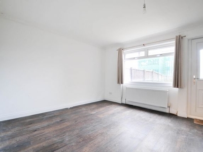 Town house to rent in Maple Close, Salford M6