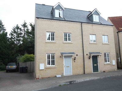 Town house to rent in Myrtle Drive, Burwell CB25
