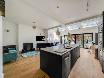 5 Bedroom Semi-detached House For Sale In Palmers Green