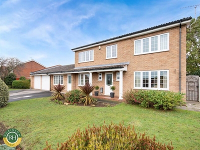 4 bedroom detached house for sale in Broughton Road, Bessacarr, Doncaster, DN4