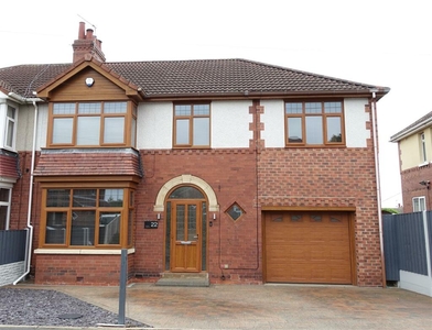 5 bedroom semi-detached house for sale in Crabgate Drive, Skellow, Doncaster, DN6