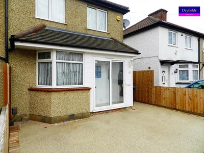 3 Bedroom Semi-detached House For Rent In Enfield, Middlesex