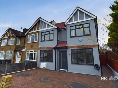6 Bedroom End Of Terrace House For Sale In Chessington