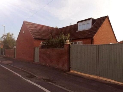 Bungalow to rent in Ridgeway Close, Farnsfield, Newark, Nottinghamshire NG22