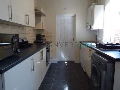 Detached house to rent in Walton Street, Leicester LE3