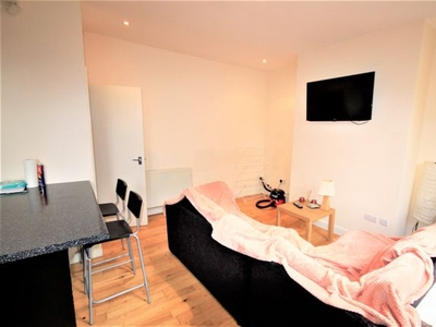 End terrace house to rent in Harold View, Leeds LS6