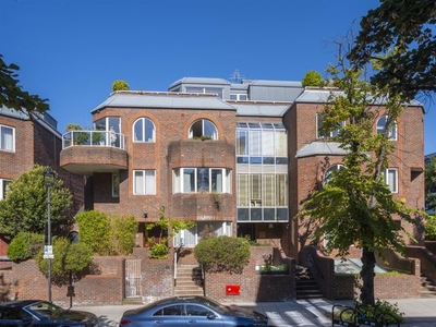Flat for sale in Avenue Road, St John’S Wood NW8