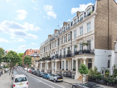 Flat for sale in Earl's Court Square, Earl's Court SW5