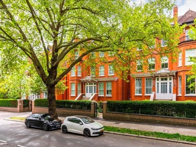 Flat for sale in Fitzjohns Avenue, London NW3