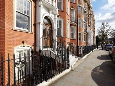Flat for sale in Marloes Road, London, Kensington And Chelsea W8