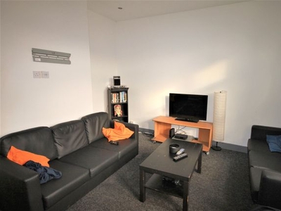 Flat to rent in Brudenell Road, Hyde Park, Leeds LS6