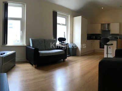 Flat to rent in City Road, Roath CF24