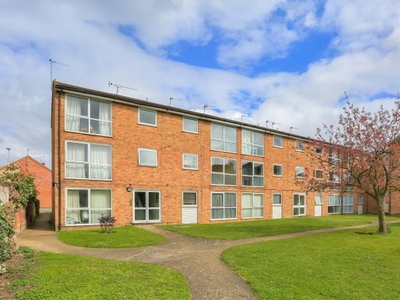 Flat to rent in Meadow Close, London Colney, St Albans, Herts AL2