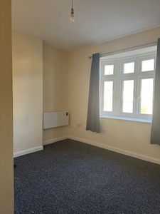 Flat to rent in North Street, Romford RM1