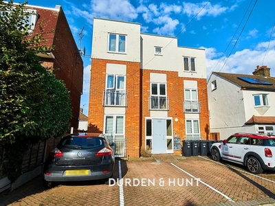 Flat to rent in Tomswood Hill, Ilford IG6