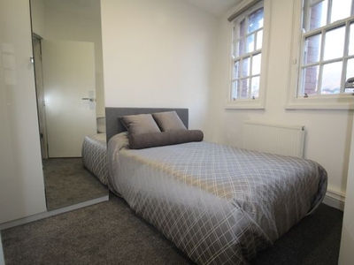 Flat to rent in Woodhouse Street, Hyde Park, Leeds LS6