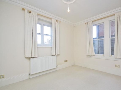 Flat to rent in York Road, Guildford, Surrey GU1