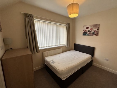 Room to rent in St Vincent Avenue, Woodlands, Doncaster DN6