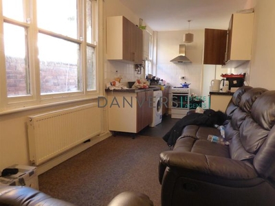 Terraced house to rent in Bramley Road, Leicester LE3