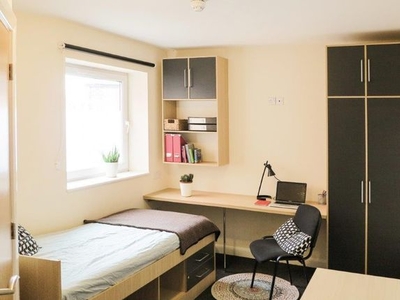Terraced house to rent in En Suite Room In Cluster Flat, Flewitt House, Beeston NG9