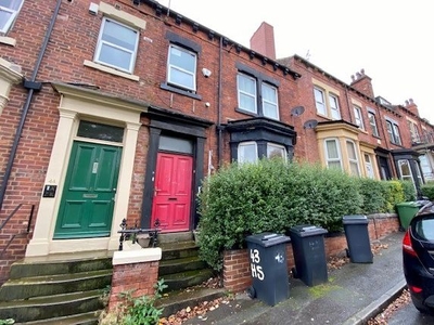 Terraced house to rent in Ground Floor Flat, Hanover Square, Leeds LS3