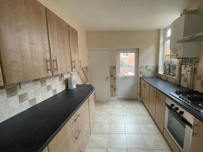 Terraced house to rent in Thurlow Road, Leicester LE2
