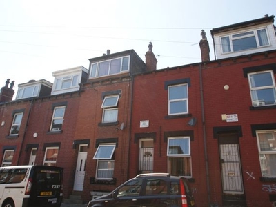 Terraced house to rent in Welton Mount, Hyde Park, Leeds LS6
