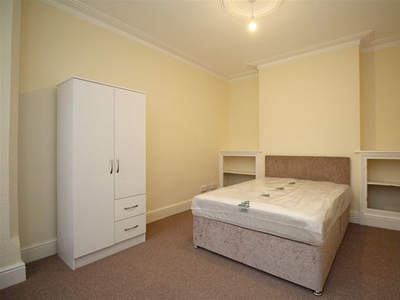 Town house to rent in Selbourne Street, Loughborough LE11