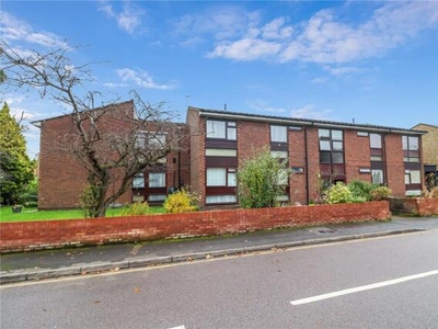 2 Bedroom Flat For Sale In High Street, Abbots Langley