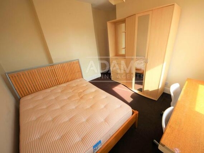 3 Bedroom Flat For Rent In Winton