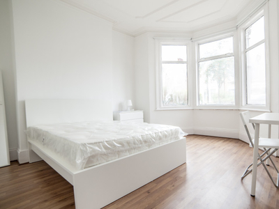Ample room in 7-bedroom flat in Wood Green, London