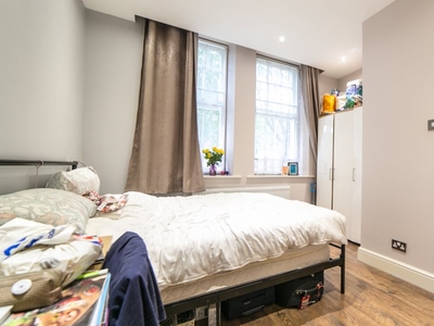 Bright ensuite room in 3-bedroom flatshare in Camden, London