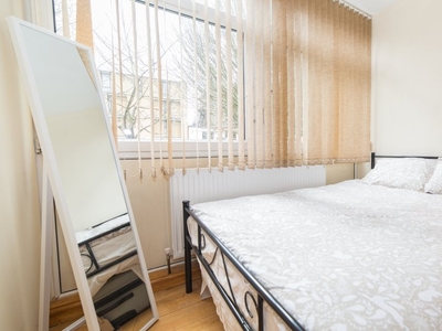 Bright room in 5-bedroom flatshare in Putney, London
