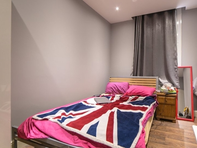 Cosy room in 3-bedroom flatshare in Camden, London