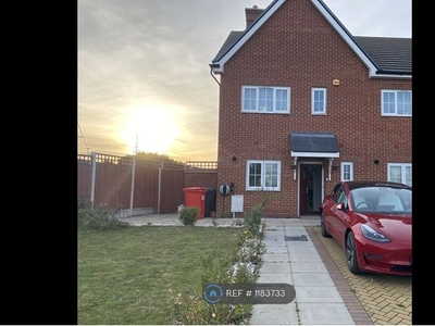 End terrace house to rent in Foxley Road, Slough SL2