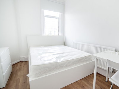 Equipped room in 7-bedroom flat in Wood Green, London
