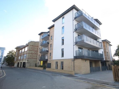 Flat to rent in Bishops Road, Slough SL1