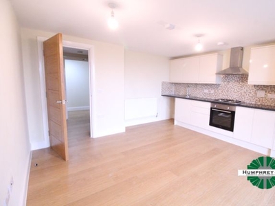 Flat to rent in Charter House, Ilford, Essex IG1