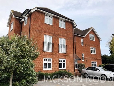 Flat to rent in Clements Mead, Leatherhead KT22