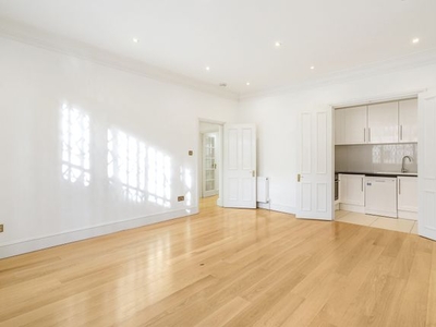 Flat to rent in Cornwall Gardens, South Kensington SW7