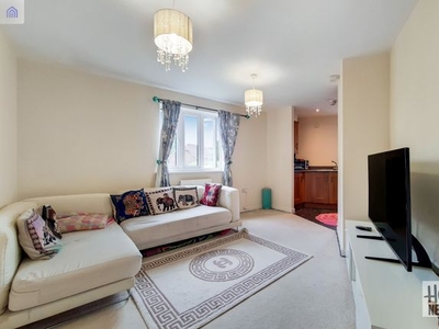 Flat to rent in Ley Farm Close, Watford WD25