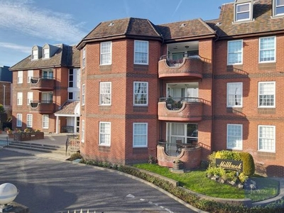 Flat to rent in Manor Road, Chigwell IG7