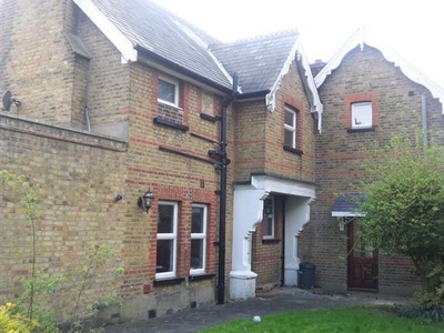 Flat to rent in Sunset Avenue, Woodford Green IG8