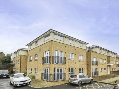 Flat to rent in The Uplands, Bricket Wood, St. Albans, Hertfordshire AL2